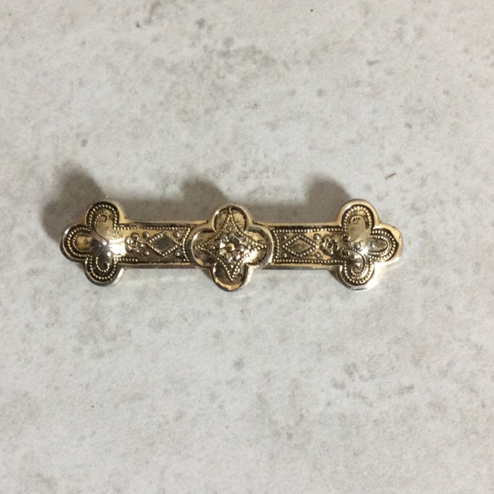 NWT Gold filigree flower edging pin